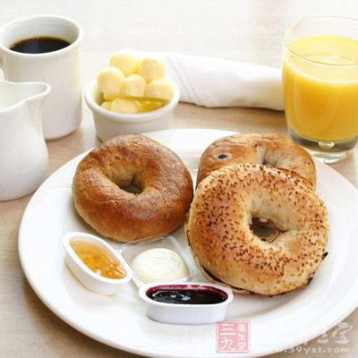 早上起床之后，自然需靠含有丰富碳水化合物的早餐来重新补充储备能