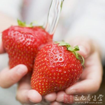 将草莓冲洗干净，直接食用，或将洗净的草莓拌以白糖或甜牛奶食用，风味独特，别具一格