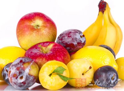 在生活中有很多的减肥人士都喜欢用水果来减肥，不仅营养丰富，而且效果也还都不错