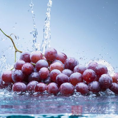 清洗完的葡萄要在凉开水中再清洗一次