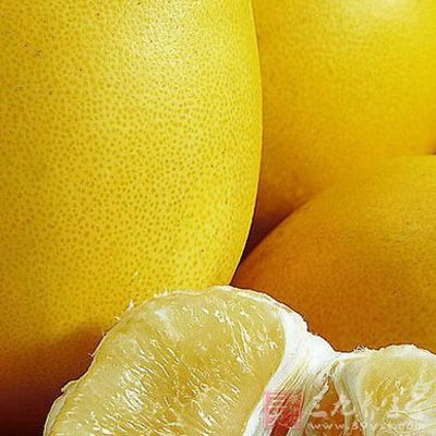 柚肉中含有非常丰富的维生素C以及类胰岛素等成分，故有降血糖、降血脂、减肥、美肤养容等功效