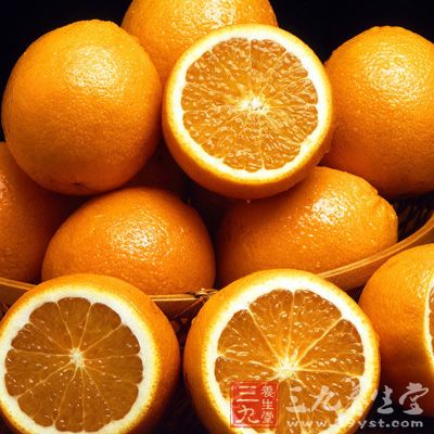 橙子多纤维又低卡，含有天然糖分，是代替正餐或糖果、蛋糕、曲奇等甜品的最佳选择