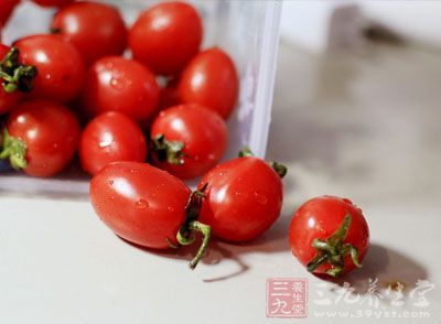 小番茄冲洗干净，用淡盐水浸泡片刻后
