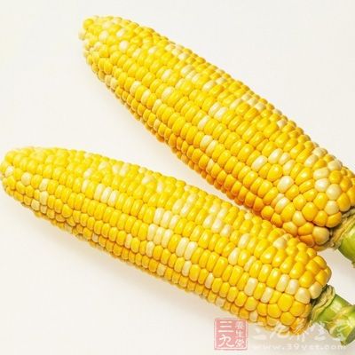 鲜玉米可用高压锅煮熟，做正餐或加餐食用