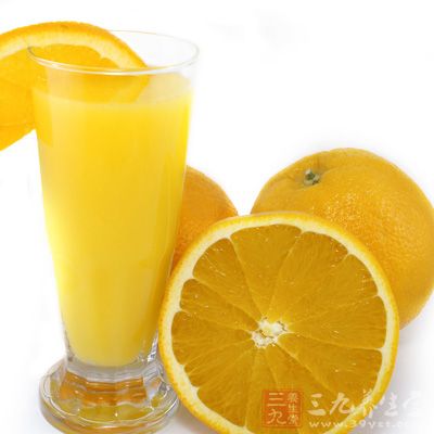 运动后饮用橙汁，含量丰富的果糖能迅速补充体力