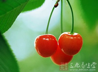 樱桃中铁含量很高，是特别适合女性吃的水果，有补虚养血的功效