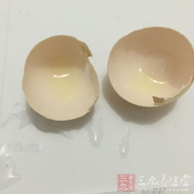 鸡蛋壳含有90%以上的碳酸钙和少许碳酸钠