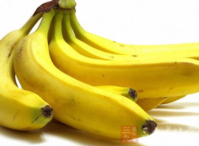 香蕉里面含有丰富的食物纤维以及维生素A还有钾元素等等，有润肠、利尿的效果