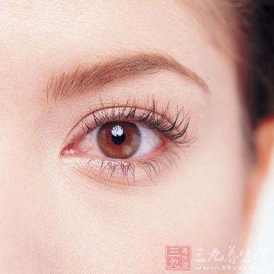 桃花眼的特征就是眼睛水汪汪的，眼睫毛浓密