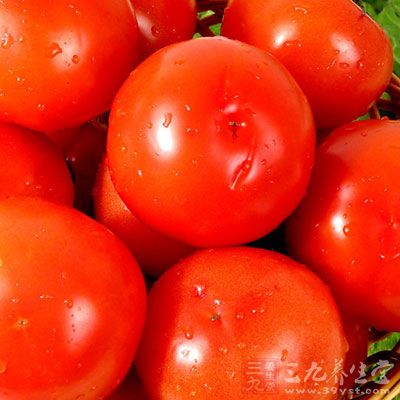 西红柿营养丰富且热量低，许多模特都靠食用西红柿来保持身材
