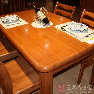 木质餐桌风水学上认为餐桌还是选木质的为好，因为木质餐桌具有亲和性