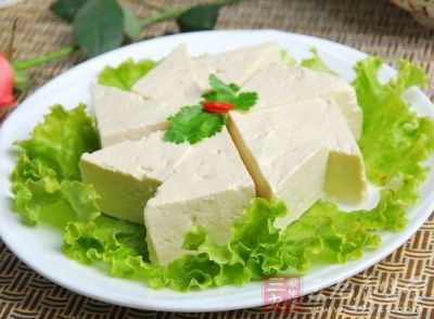 吃豆腐要补钙，就要搭配一些维D丰富的食物