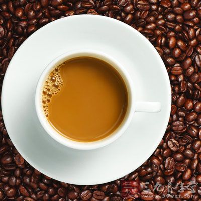 咖啡和可乐的主要成分为咖啡因、可乐宁等生物碱
