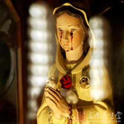 摆放在意大利港口城市奇维塔韦基亚的圣母玛利亚雕像在10年前被人目睹眼睛流出血泪