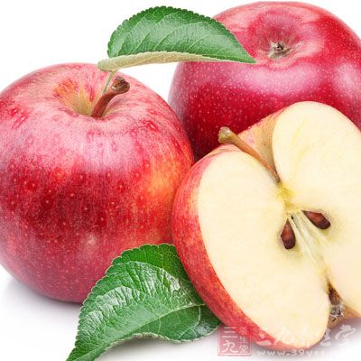 白细胞减少症的病人、前列腺肥大的病人均不易生吃苹果