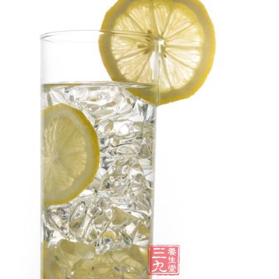 柠檬水中含有大量柠檬酸盐，能够抑制钙盐结晶