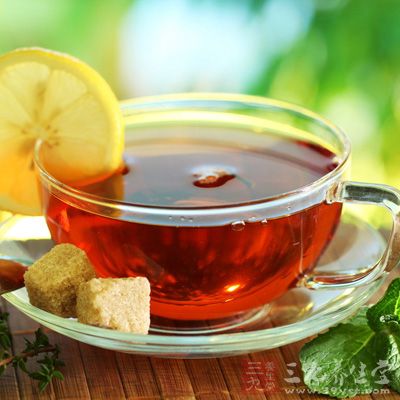 红茶中含咖啡因较多，因此，高血压病人尽量避免饮红茶水