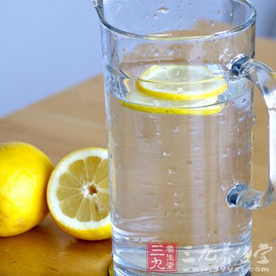 喝柠檬水可防治血管疾病及肾结石