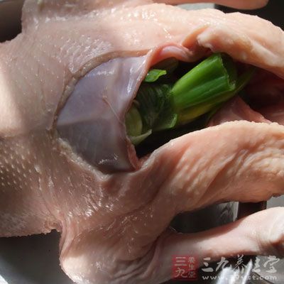 鸭子洗净、用清水、大葱、花椒、生姜焯去血水