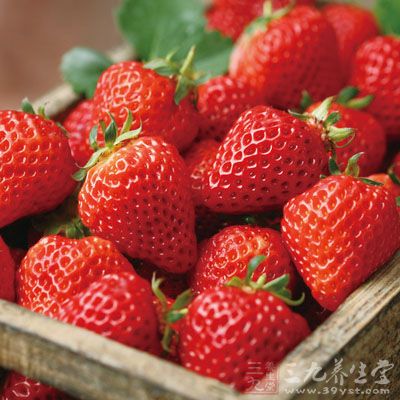 草莓有去火、解暑、清热的作用，春季人的肝火往往比较旺盛，吃点草莓可以起到抑制作用