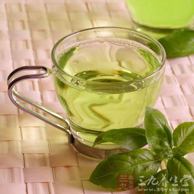 绿茶中富有成效含苞欲放钾，既能补水，又能补充出汗丢失的钾