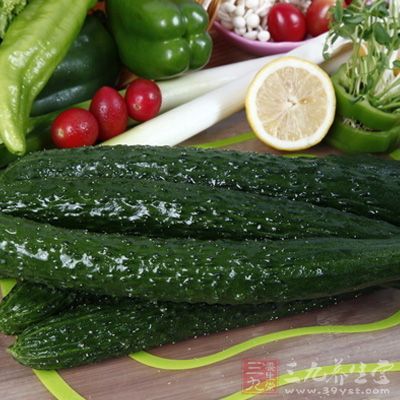 黄瓜中维生素较少，因此常吃黄瓜时应同时吃些其他的蔬果