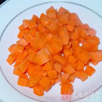 胡萝卜和西芹切成与鹰嘴豆大小等同的丁状