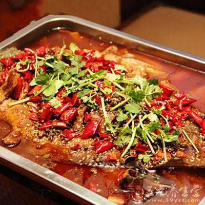 在烤盘中放一部分时蔬加入鱼再在表面铺层时蔬