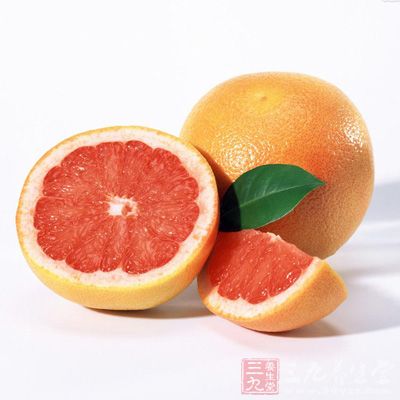 葡萄柚的叶子形态与质地介于柚与酸橙之间而具柚叶香气，果比柚子小而比酸橙大