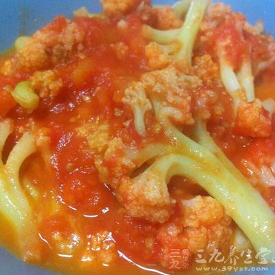 番茄酱炒出红油后放入控干水分的菜花。然后加入盐和糖翻炒均匀装盘开吃