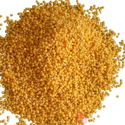 小米中所含的硒，有利于谷胱甘肽的生成，而谷胱甘肽能改善性功能