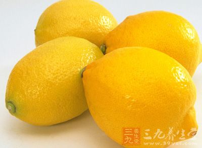 柠檬是一种富含维生素C的营养水果