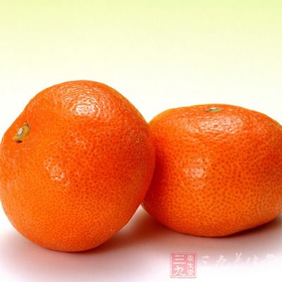 橘子性温，有化痰止咳的作用