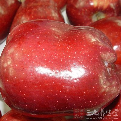 红蛇果也是苹果的一种，其外形、价格、营养等方面都有所区别
