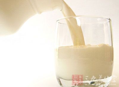 牛奶可以使得单把人体的蛋白凝固，保护胃粘膜，缓解对酒精的吸收