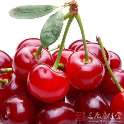 小小的樱桃含有大量的维他命c，经常食用樱桃可以起到滋养嫩白皮肤的作用