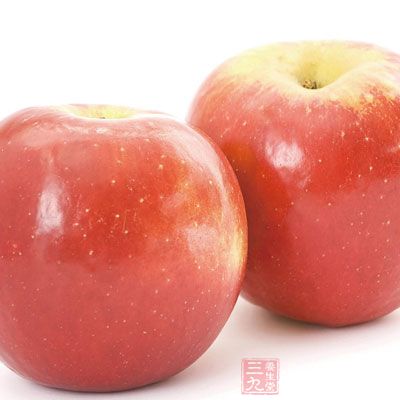 如果一个苹果用15分钟吃完 的话，苹果中的有机酸和果酸质就可以把口腔中的细菌杀死