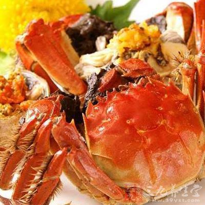 螃蟹体内常有沙门氏菌,吃之前一定要彻底加热，而且，千万不能吃死蟹、生蟹及凉蟹