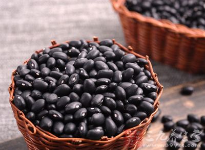 黑豆属于一种很强补血的食物，超有营养，还具有养发生发的功效