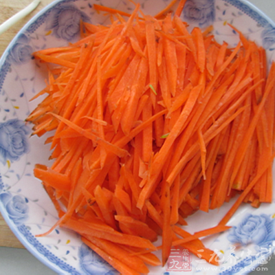 胡萝卜洗净切成细丝