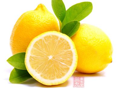 每日取鲜柠檬30～50克绞汁或泡水