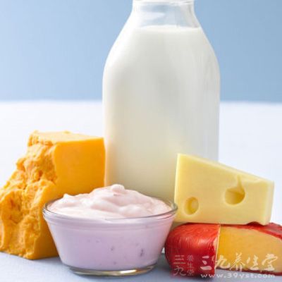 给孩子喝牛奶，因为牛奶中所含有的钙质是所有食物中含量最高的