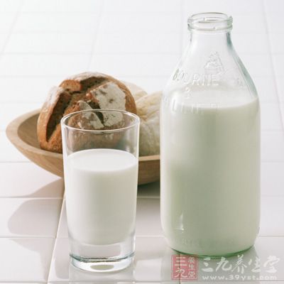 晚餐喝牛奶不一定能满足身体对乳制品的一天所需
