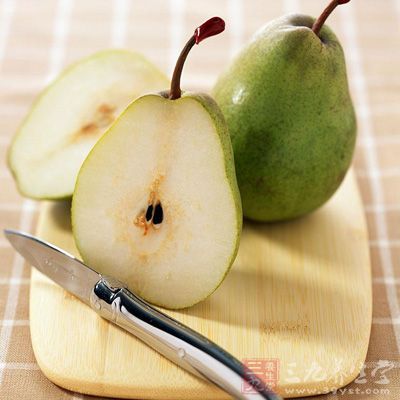 梨子里有一些柔软的颗粒，叫做石细胞，果皮和果肉中都有