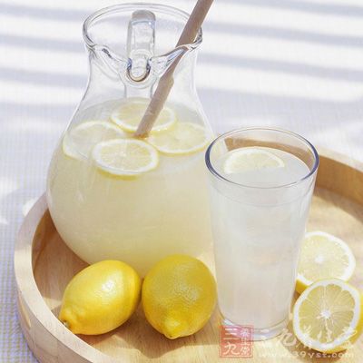 感冒时一天喝上500至1000毫升的柠檬水