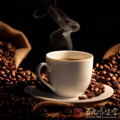 女性一天喝多少杯咖啡才容易造成骨质疏松症?由比较近期的一个3170人参与