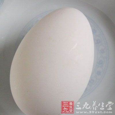 鹅蛋甘温，可补中益气;故可在寒冷的节气里日常饮食中多食用一些