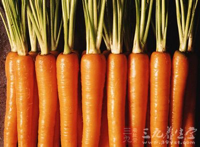 胡萝卜内有大量的植物纤维，强大的吸水性使其很容易在肠道内膨胀，是肠道中的充盈物质，可加强肠道的蠕动，从而利膈宽肠，通便防癌