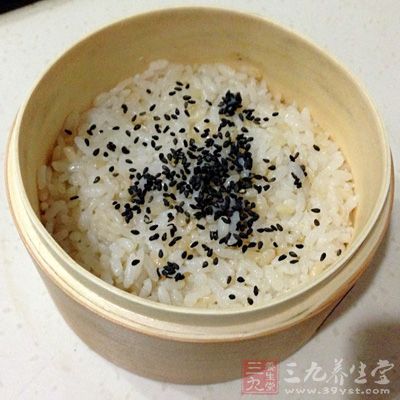 糙米的营养远胜于精致白米，如糙米中钙的含量是白米的1.7倍，含铁量是2.75倍，烟碱素是3.2倍，维他命B1高达12倍