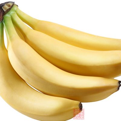 营养师指出，如果什麽都不吃，只吃香蕉沾蜂蜜，热量远比正餐低